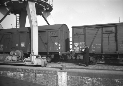 854053 Afbeelding van goederenwagens op een kade in de haven van Rotterdam.
